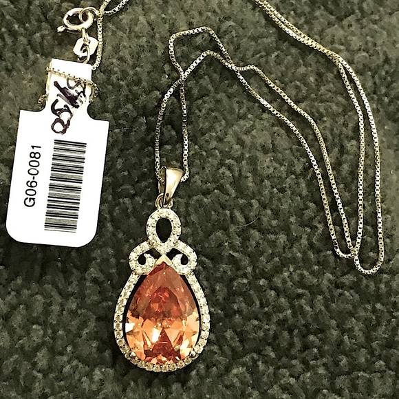 NEW beautiful crystal necklace ⭐️⭐️⭐️⭐️ - Picture 2 of 5